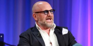 Ambrogini, polemiche per riconoscimenti ad Andrea Pucci e leader tende in piazza, opposizione contro Sala
