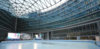 Insieme è Natale a Palazzo Lombardia, inauguata la pista di pattinaggio