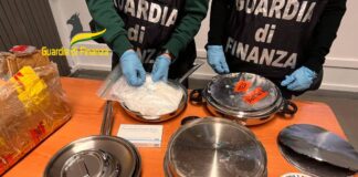 Droga, GdF scopre 4 chili di cocaina nel doppio fondo di una pentola a Malpensa, arrestata una donna
