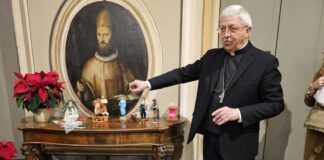 Natale, Coldiretti consegna al vescovo di Lodi la nuova statuina del Presepe 2023
