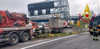Incidente su A4, tir si schianta contro pilone a Sesto, morto camionista