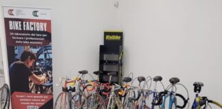 Meccanico riparatore di biciclette, terminato il corso al Vigorelli per creare nuove professionalità con un’età media di 29 anni e una donna su cinque