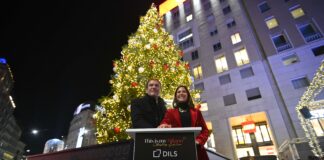 This is My Milano, acceso albero di Natale Dils in San Babila