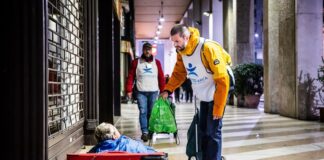45584 è il numero solidale di Progetto Arca per potenziare i servizi dedicati ai più fragili: sostegno alimentare e abitativo per senzatetto e famiglie indigenti