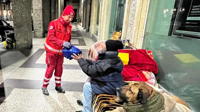 un-senzatetto-assistito-dai-volontari-della-croce-rossa