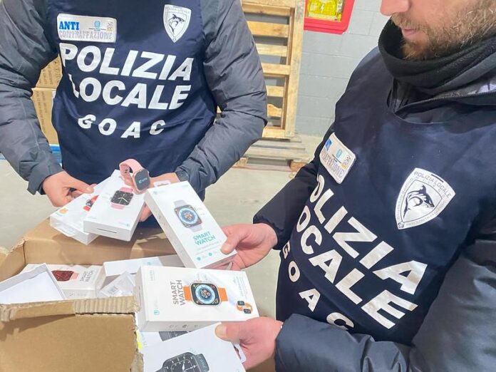 CONTRAFFAZIONE, PL SEQUESTRA 100MILA ARTICOLI FALSI A MARCHIO APPLE (FOTO 1)