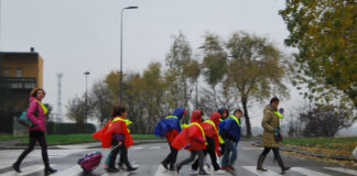 Mobilità scolastica sostenibile: i numeri del progetto Pedibus a Milano evidenziano i vantaggi di un’attività utile e formativa per tutte le generazioni