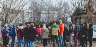 Piantagione collettiva di Forestami in via Belgioioso: adulti e bambini insieme per mettere a terra il verde di domani