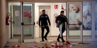 15enne accoltellato all’uscita di scuola, arrestato 18enne, lite per futili motivi iniziata sui social