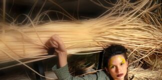 L’arte etnica e il magnetismo post-moderno di Sibylle Läubli si incarnano nella PE 2024 di Roberta Redaelli