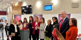 Donne, Tovaglieri (Lega) inaugura mostra “Scarpe Rosse” a Parlamento UE con presidente Metsola e assessore Lucchini. “Da Europa segnale forte per parità e diritti”