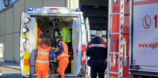 Incidente mortale sul lavoro nel bresciano, operaio precipita dal tetto di un capannone alto 10 metri