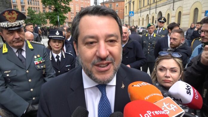 25 APRILE, SALVINI A DEPOSIZIONE CORONE SACRARIO CON SALA E VALDITARA (FOTO 4)