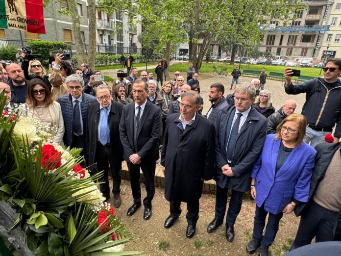RAMELLI, SALA E LA RUSSA A COMMEMORAZIONE CON DEPOSIZIONE CORONE (FOTO 1)