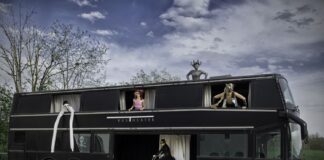Bus Theater Mania, Grand Cabaret il 6 maggio in Piazza Minniti con Hendrick’s Gin