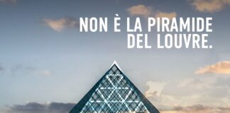 La grande piramide al centro di Piazza Città di Lombardia per la Milano Design Week