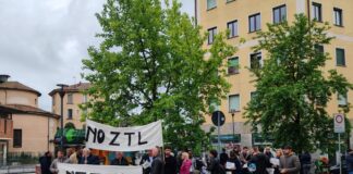 Ztl via Ascanio Sforza, protesta di residenti e commercianti