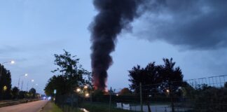 Maxi incendio in deposito roulotte in via Chiesa Rossa