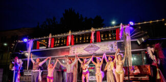Grande successo per la prima volta in città del Bus Theater: centinaia di persone in piazza Minniti per il “Grand Cabaret”
