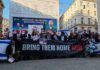 Il flash mob in Piazza San Fedele per chiedere il rilascio degli ostaggi israeliani nelle mani di Hamas