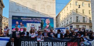 Il flash mob in Piazza San Fedele per chiedere il rilascio degli ostaggi israeliani nelle mani di Hamas
