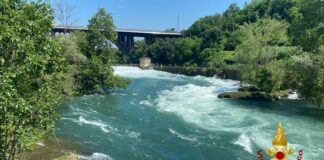 Operaio precipita nell’Adda a Vaprio, ricerche anche con droni, operazioni difficili per la portata dell’acqua