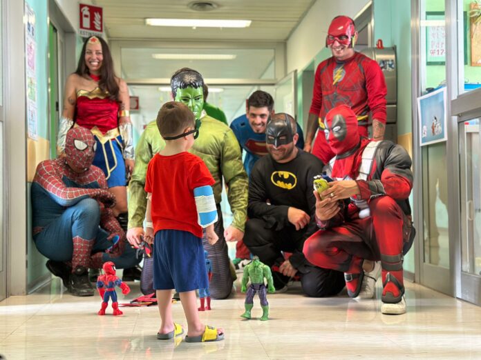 OSPEDALE SAN PAOLO, 'SUPEREROI' IN VISITA A BAMBINI RICOVERATI (FOTO 1)