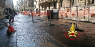 Tubo rotto durante lavori, 400 utenze senza acqua e luce in via Fontana