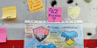 Ambulanza ucraina mitragliata esposta in Piazza San Fedele