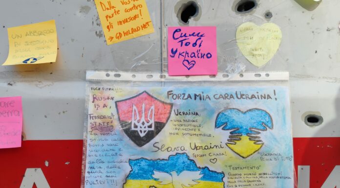 Ambulanza ucraina mitragliata esposta in Piazza San Fedele