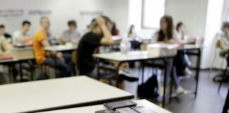 Stop ai telefoni in classe, ritorna il diario su carta per i compiti a casa, pc e tablet solo sotto guida docenti