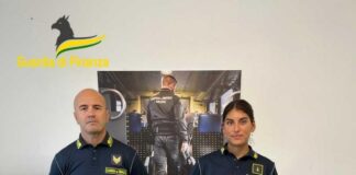 GdF ferma romeno proveniente dalla Svizzera con 121 cellulari a Como