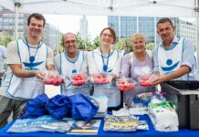 Con anguria fresca e ghiaccioli, i volontari di Progetto Arca festeggiano il Ferragosto in strada con i più fragili