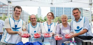 Con anguria fresca e ghiaccioli, i volontari di Progetto Arca festeggiano il Ferragosto in strada con i più fragili
