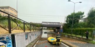 Violento nubifragio su Milano, strade allagate e linee tram interrotte