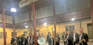 Quel gran genio, Magicaboola Brass Band in cartellone