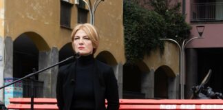 Palcoscenico in piazza Olivetti a cura di Pacta dei Teatri