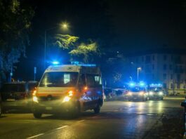 Accoltellato e rapinato nella notte a Milano, 21enne ricoverato in gravi condizioni