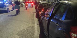 Morto ciclista colpito da portiera
