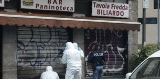 Ucciso dal titolare del bar che stava rapinando