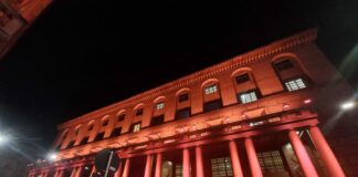 Intesa Sanpaolo accende le luci contro la violenza sulle donne