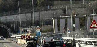 Rapina una banca e spara, ferito