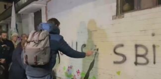 Corvetto, Lega copre scritte contro Polizia