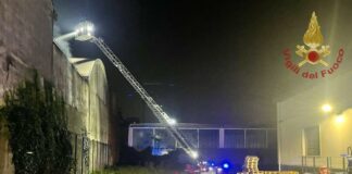 Incendio in officina, 10 persone evacuate