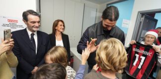 Ibra Babbo Natale per i bambini del Buzzi