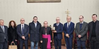 La statuetta del Presepe Coldiretti all’Arcivescovo Delpini