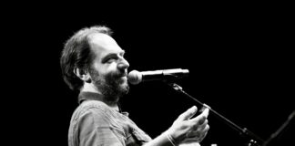 Neri Marcorè canta De André per il Natale di Opera San Francesco
