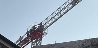 Operai non pagati salgono su gru