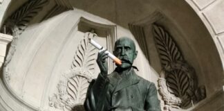 La statua del Prof. Colombo al Politecnico con una sigaretta gigante