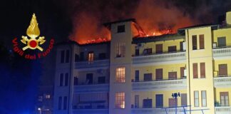 Incendio a Corsico, collassato tetto